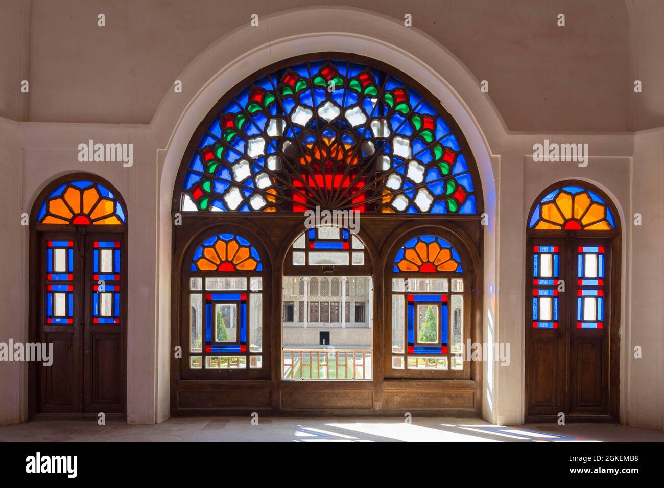 Casa Tabatabai, camera a cinque porte, vetrata, Kashan, Provincia di Isfahan, Repubblica islamica dell'Iran Foto Stock