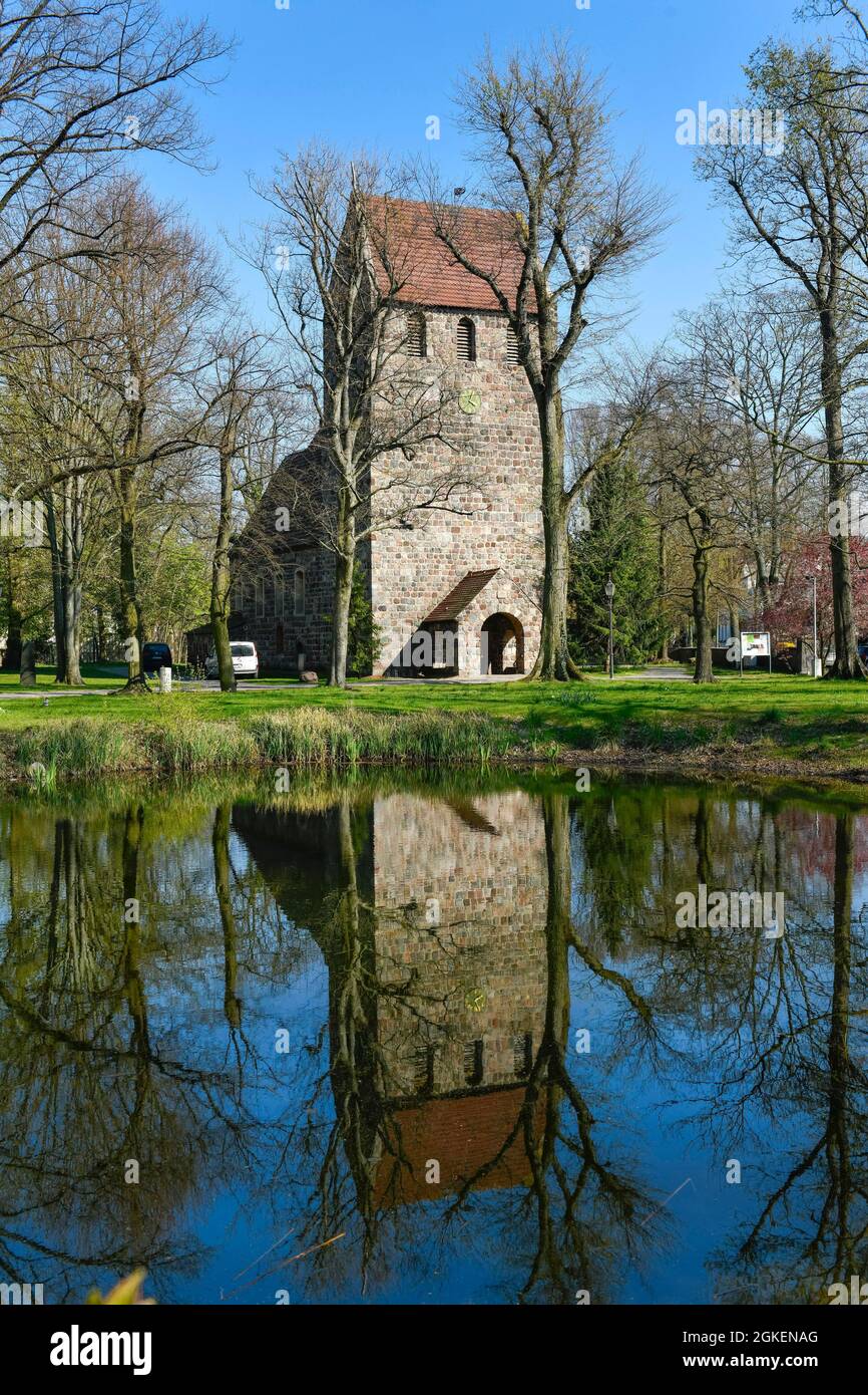 Chiesa del villaggio, stagno del villaggio, verde del villaggio, Alt-Marienfelde, Tempelhof-Schoeneberg, Berlino, Germania Foto Stock