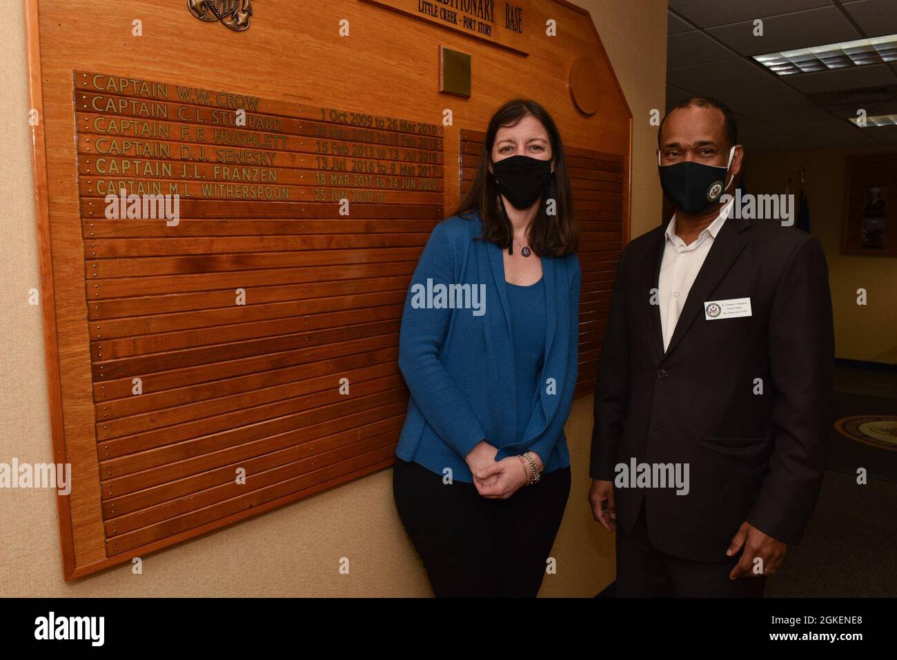 VIRGINIA BEACH, Va. (1 aprile 2021) il Rep. Statunitense Elaine Luria si pone con il suo Direttore Distrettuale (VA-02), Dr. Charles Stuppard, accanto al pannello di comando Joint Expeditionary base Little Creek-Fort Story durante una visita al Congresso, 1 aprile. Stuppard servito come JEB Little Creek-ft. Il comandante della storia dal marzo 2010 al febbraio 2013 e ora fa parte dell’ufficio del Congresso Luria. Foto Stock