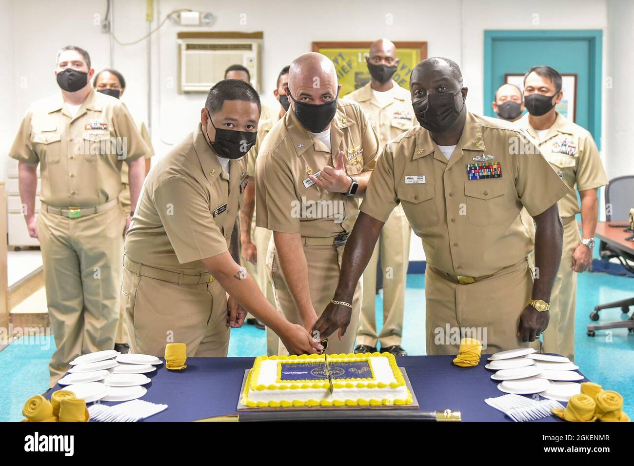 210401-N-TA290-1006 PEARL HARBOR (1° aprile 2021) il presciente del NAVSUP Fleet Logistics Center Pearl Harbor celebra il 128° compleanno del Chief Petty Officer con una cerimonia di taglio della torta. Foto Stock