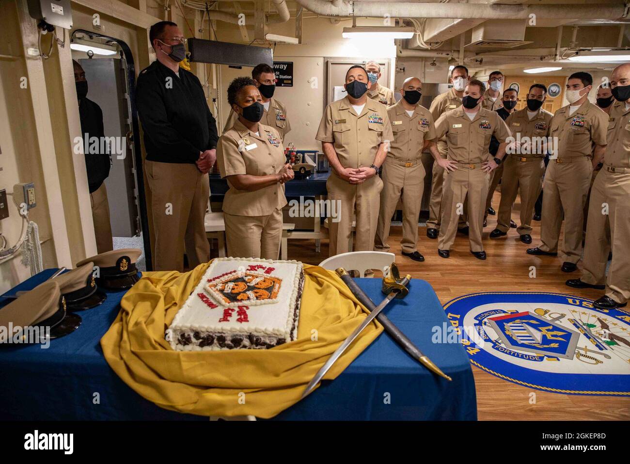 210401-N-PC065-3014 OCEANO ATLANTICO (1 aprile 2021) Capo comando Larae Baker, assegnato alla nave portuale di trasporto anfibio di classe San Antonio USS Arlington (LPD 24), parla durante un evento di compleanno ufficiale di Petty del Capo della Marina sui ponti di mess, 1 aprile 2021. Arlington è in corso nell'Oceano Atlantico. Foto Stock