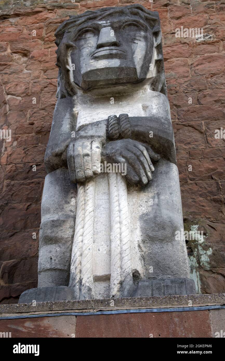 La statua dell'Ecce Homo di Graham Epstein si trova nelle rovine della Coventry Cathedral Warwickshire UK Foto Stock