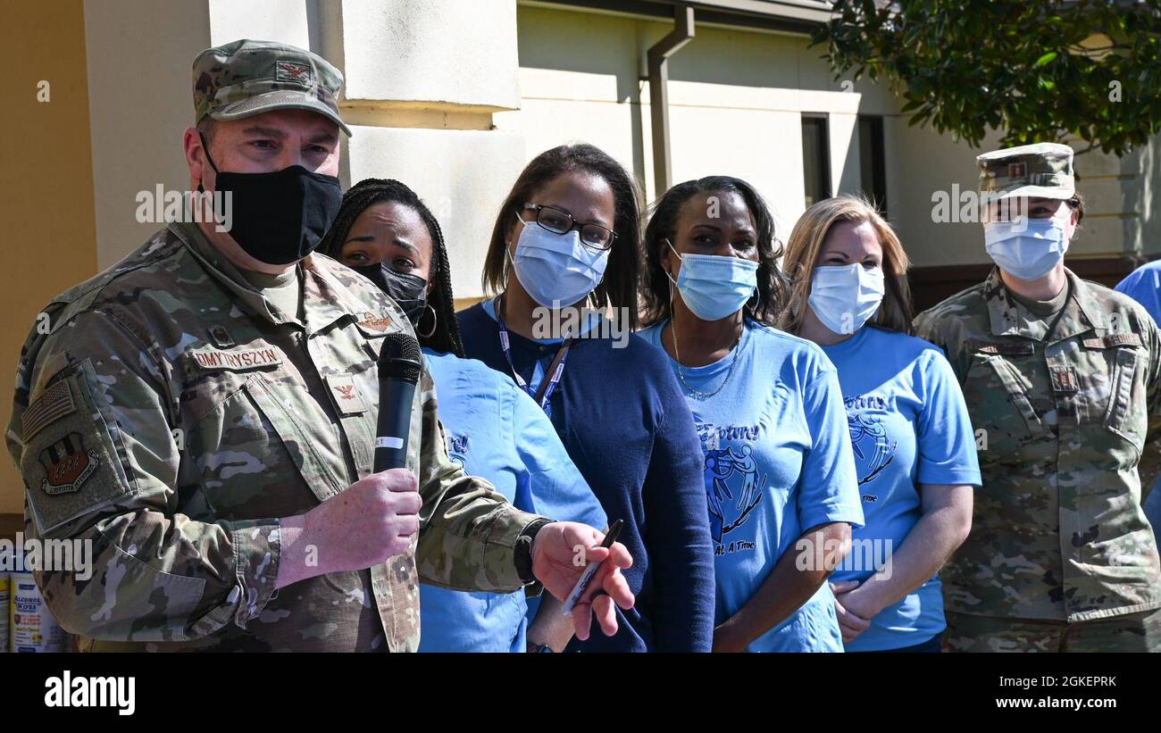 Il Colon Mark Dmytryszyn comandante dell ala della seconda bomba parla durante la Parata militare dei bambini alla base dell aeronautica militare di Barksdale Louisiana 1 aprile 2021. L evento e stato...
