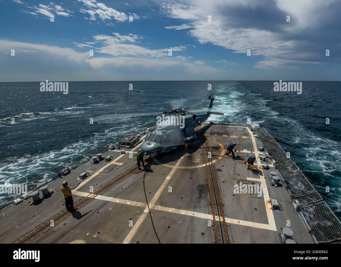 OCEANO PACIFICO (1 aprile 2021) Marina degli Stati Uniti Seaman Jamil Kelly, da Mt. Holly, N.J., destra, E Boatswain’s Mate 2nd Class Brittney Burroughs, di Greeley, Colom., rimuovono i cunei e le catene da un falco marino MH-60R, assegnato ai “Magici” di Helicopter Maritime Strike Squadron (HSM) 35, sul ponte di volo del cacciatorpediniere missilistico guidato di classe Arleigh Burke USS John Finn (DDG 113), 1 aprile 2021. John Finn sta conducendo le operazioni di routine nella terza flotta degli Stati Uniti. Foto Stock