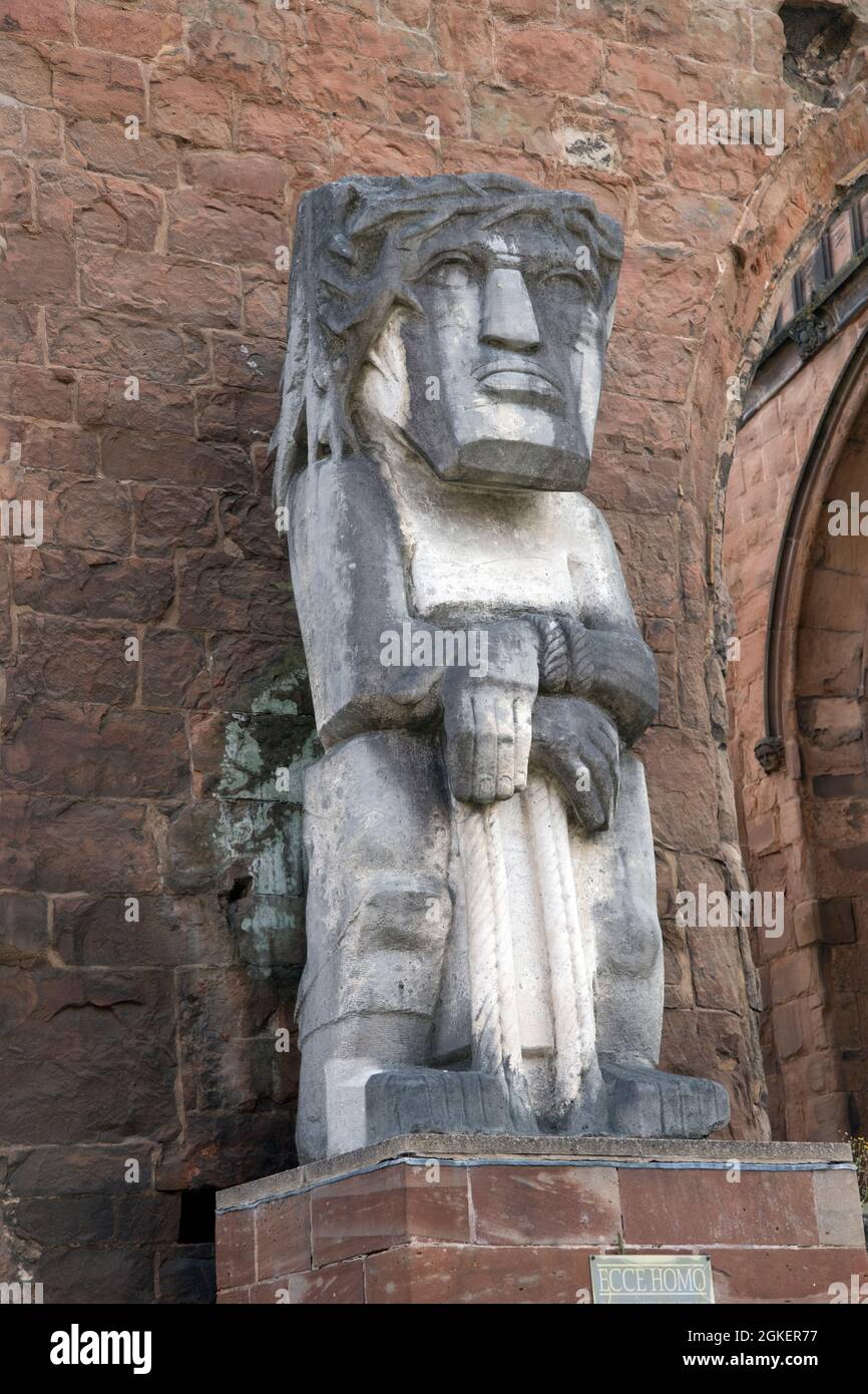 La statua dell'Ecce Homo di Graham Epstein si trova nelle rovine della Coventry Cathedral Warwickshire UK Foto Stock