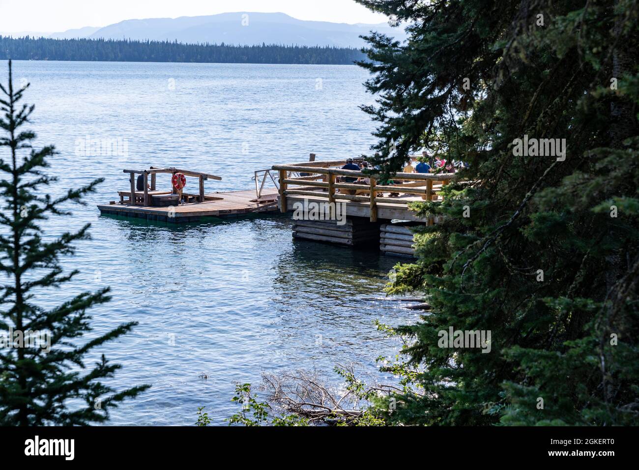 Wyoming, USA - 9 agosto 2021: I turisti aspettano sul molo una crociera in barca navetta per tornare al lago Jenny nel Parco Nazionale di Grand Teton Foto Stock