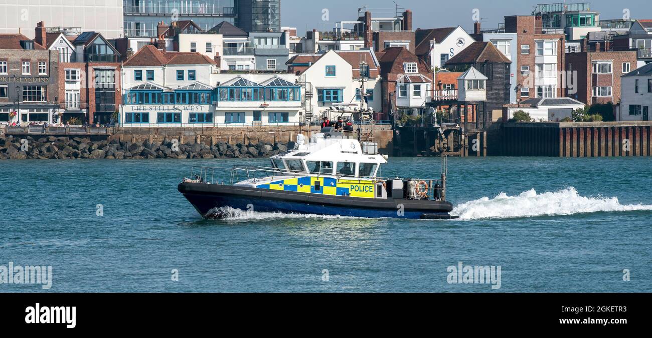 Portsmouth, Inghilterra, Regno Unito. 2021. Polizia pattuglia barca Gigha passando edifici storici di Old Portsmouth nel porto di Portsmouth, Regno Unito. Foto Stock