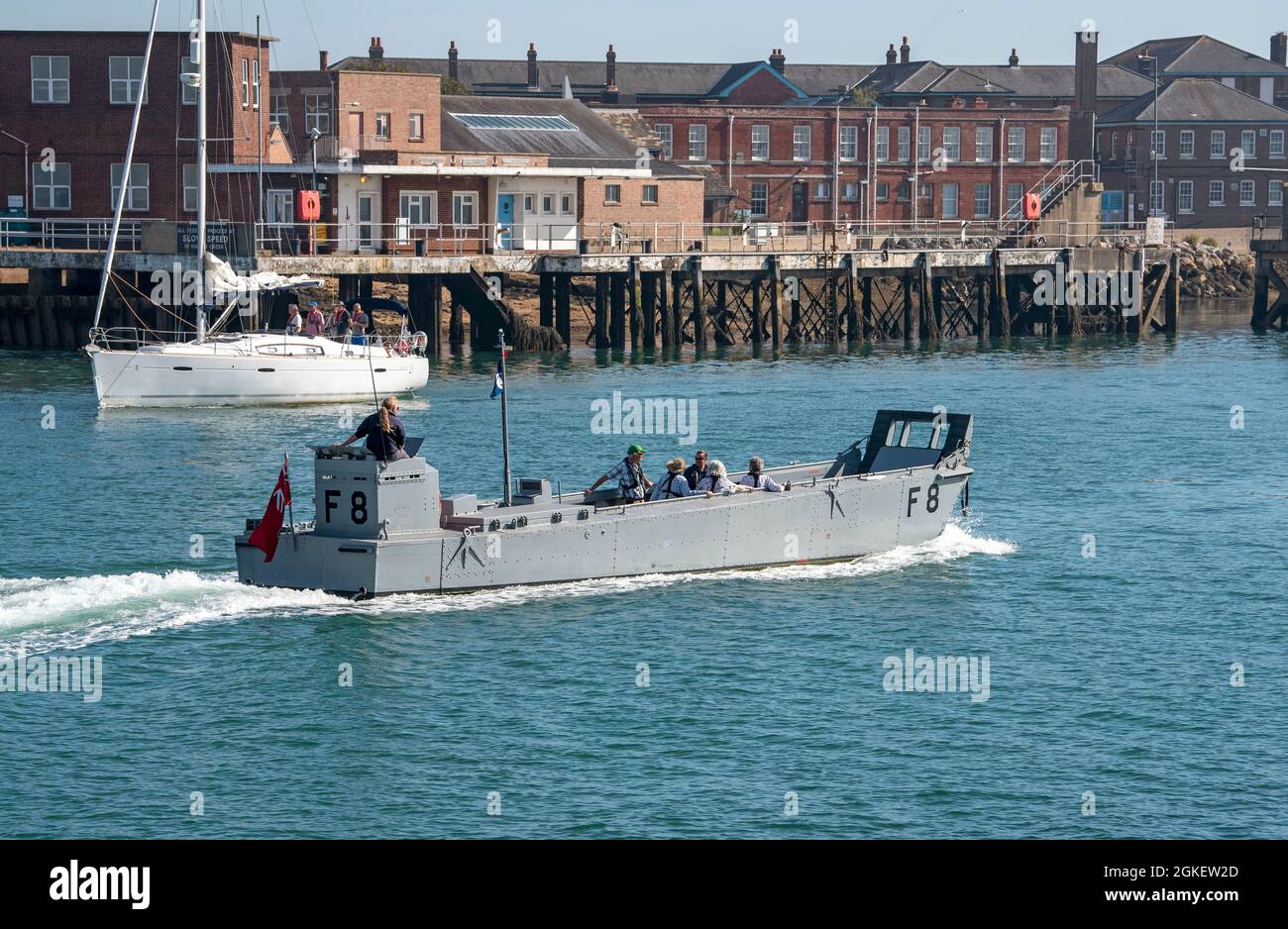 Portsmouth, Inghilterra, Regno Unito. 2021. Foxtrot otto un'imbarcazione di atterraggio che serviva nelle Falklands e che si conservava con i passeggeri a bordo in corso a Portsmouth Foto Stock