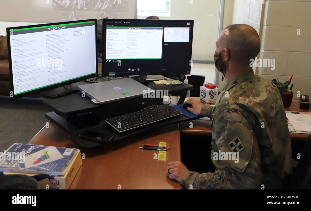 SGT. Prima classe Dennis J. Valora, sergente di manutenzione meccanica di battaglione, sede centrale e sede centrale Company, 68th supporto di combattimento battaglione, 4th Sugade di sostegno, 4th Divisione di fanteria crea un elenco master di argomenti per il suo video istruttivi di YouTube. Valora ha creato video passo passo per aiutare i soldati a navigare in alcuni dei sistemi informatici dell’esercito. Il suo canale attualmente conta oltre 870 abbonati e oltre 15,000 visualizzazioni. Foto Stock