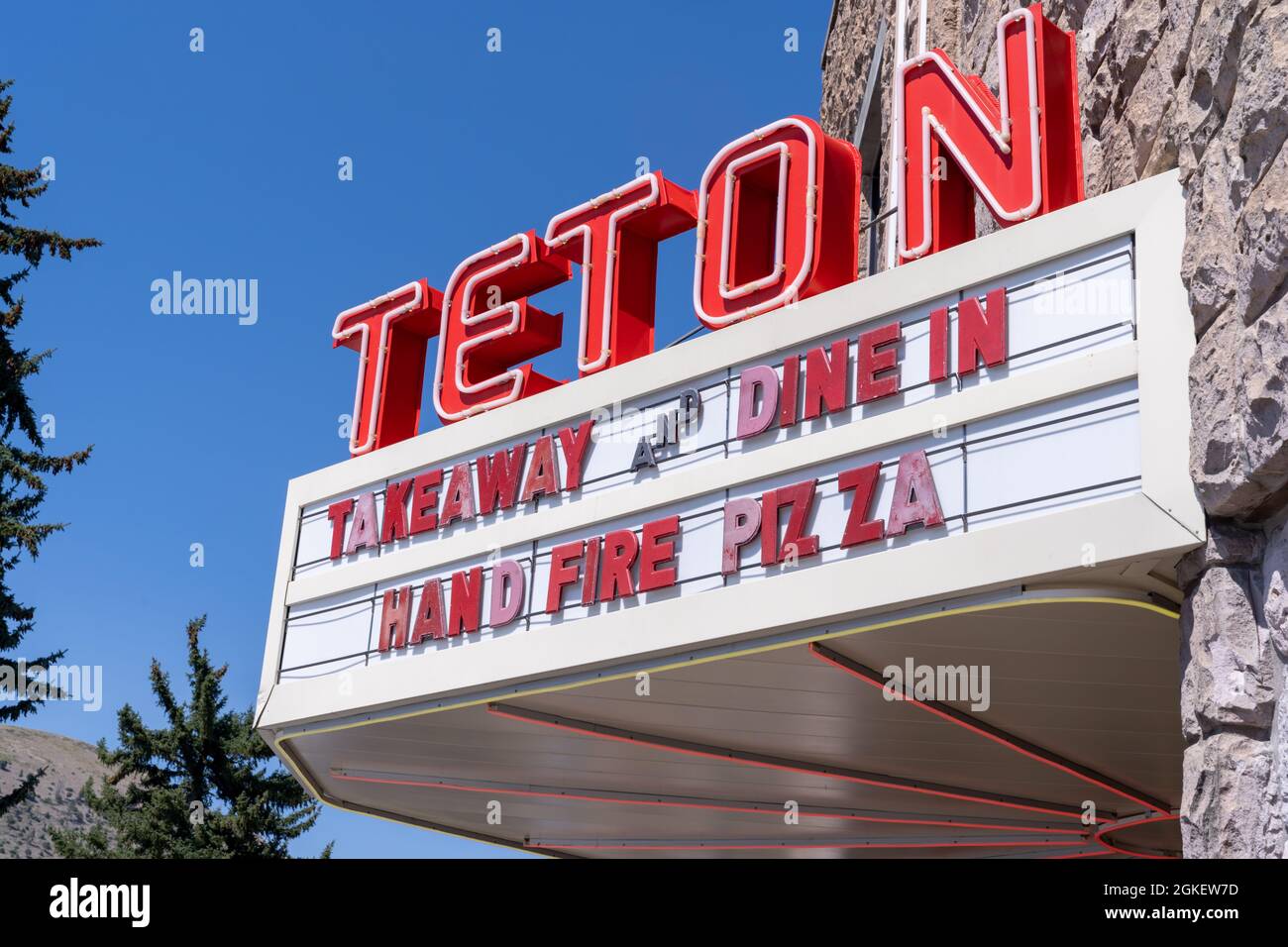 Jackson, Wyoming - 9 agosto 2021: Cartello al neon vecchio stile per il cinema Teton, ora un ristorante pizzeria Foto Stock