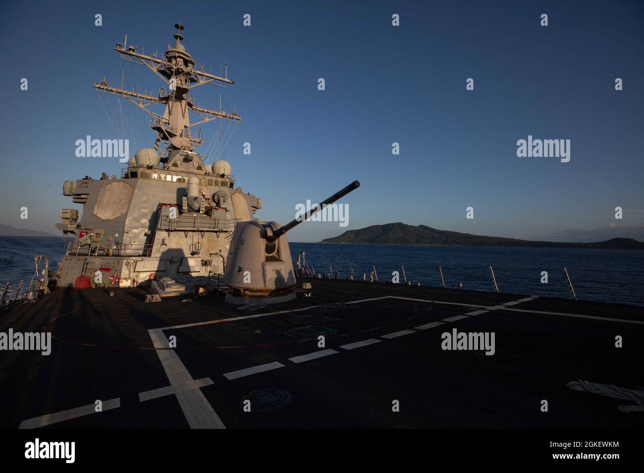 SAN BERNARDINO STRAIT (01 aprile 2021) – il cacciatorpediniere missilistico guidato di classe Arleigh-Burke USS Barry (DDG 52) transita attraverso lo stretto di San Bernardino durante le normali operazioni in corso. Barry è assegnato alla Task Force 71/Destroyer Squadron (DESRON 15), la più grande DESRON dispiegata in avanti della Marina e la principale forza di superficie della 7a flotta statunitense. Foto Stock