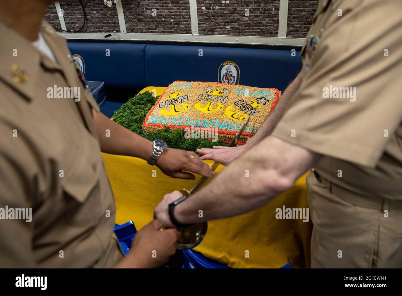 MARE DELLE FILIPPINE (01 aprile 2021) – i capi a bordo del cacciatorpediniere missilistico guidato di classe Arleigh-Burke USS Barry (DDG 52) celebrano il 128° compleanno del capo ufficiale della Marina. Barry è assegnato alla Task Force 71/Destroyer Squadron (DESRON 15), la più grande DESRON dispiegata in avanti della Marina e la principale forza di superficie della 7a flotta statunitense. Foto Stock