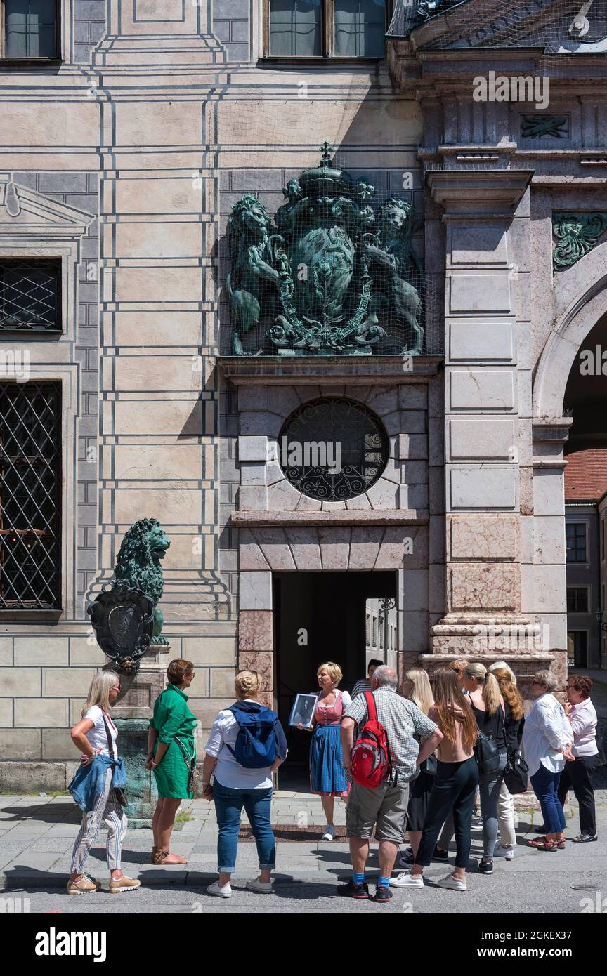 Fronte ovest della Residenz con gruppo turistico durante il tour della città, Monaco, Baviera alta, Baviera, Germania Foto Stock