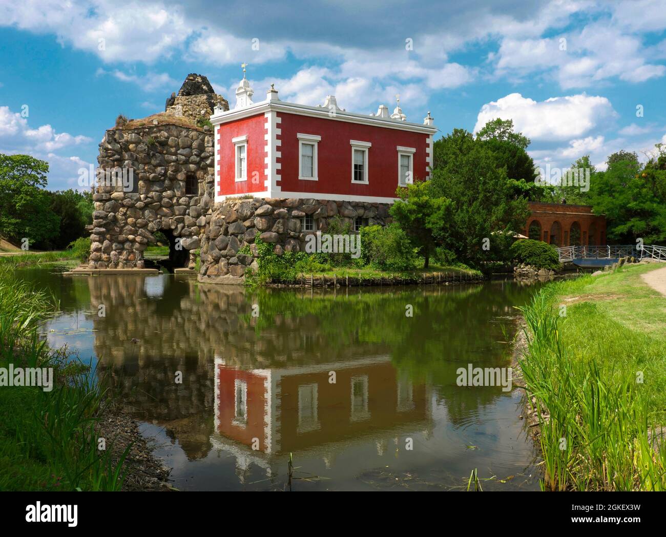 Isola di Stein con la Villa Hamilton, Woerlitz Park, patrimonio dell'umanità dell'UNESCO Regno dei Giardini di Dessau-Woerlitz, Dessau-Rosslau, Sassonia-Anhalt, Germania Foto Stock