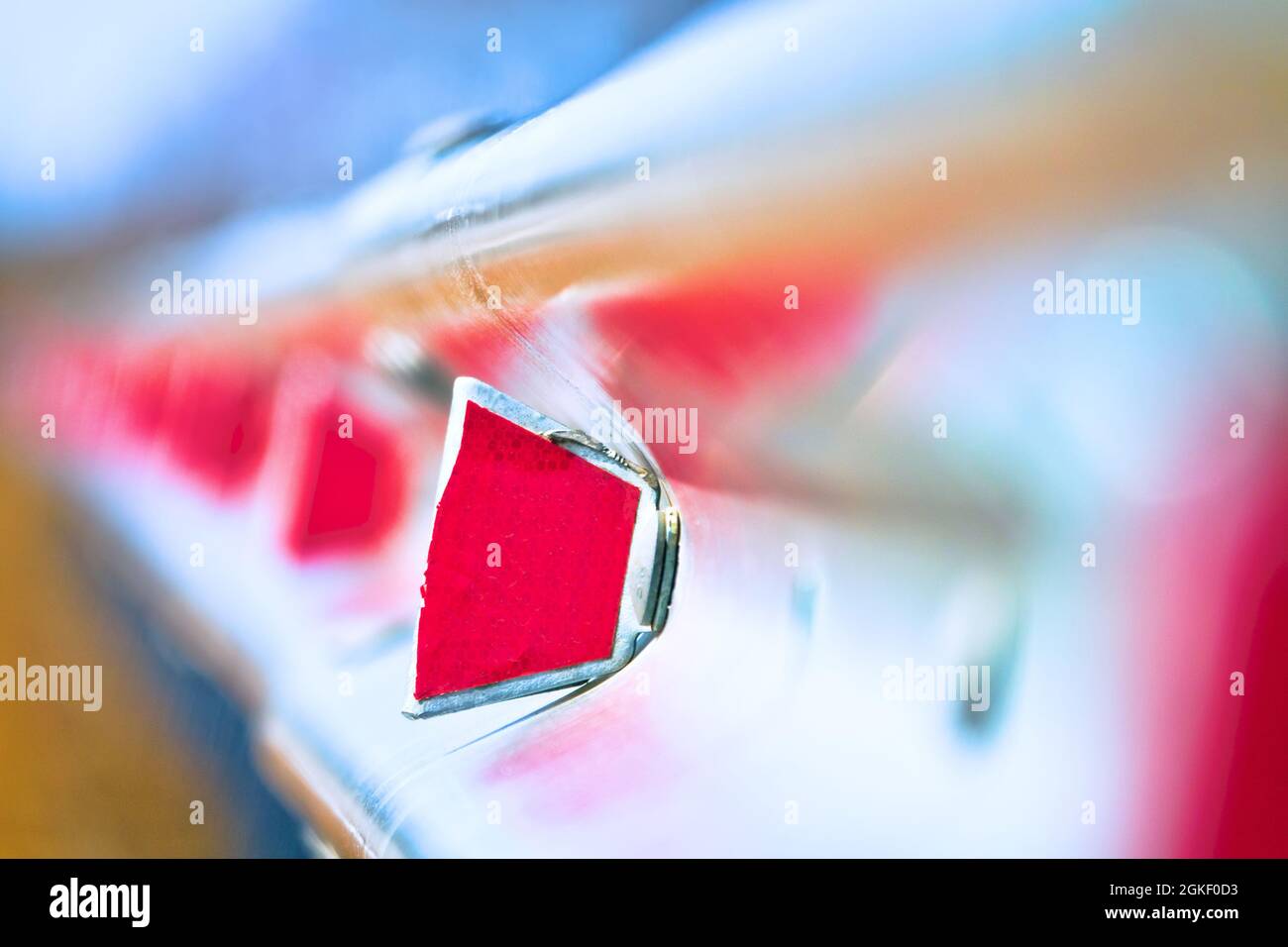 Prisma riflettente rosso sull'area di lavoro della barriera di sicurezza stradale Foto Stock