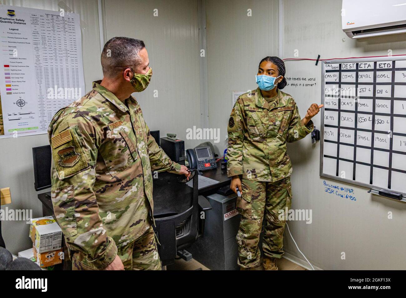 Il capo comando Dennis Fuselier, della 332a Air Expeditionary Wing, visita gli airmen Aerial Port nel loro centro di lavoro per conoscere loro e il lavoro che fanno. Foto Stock