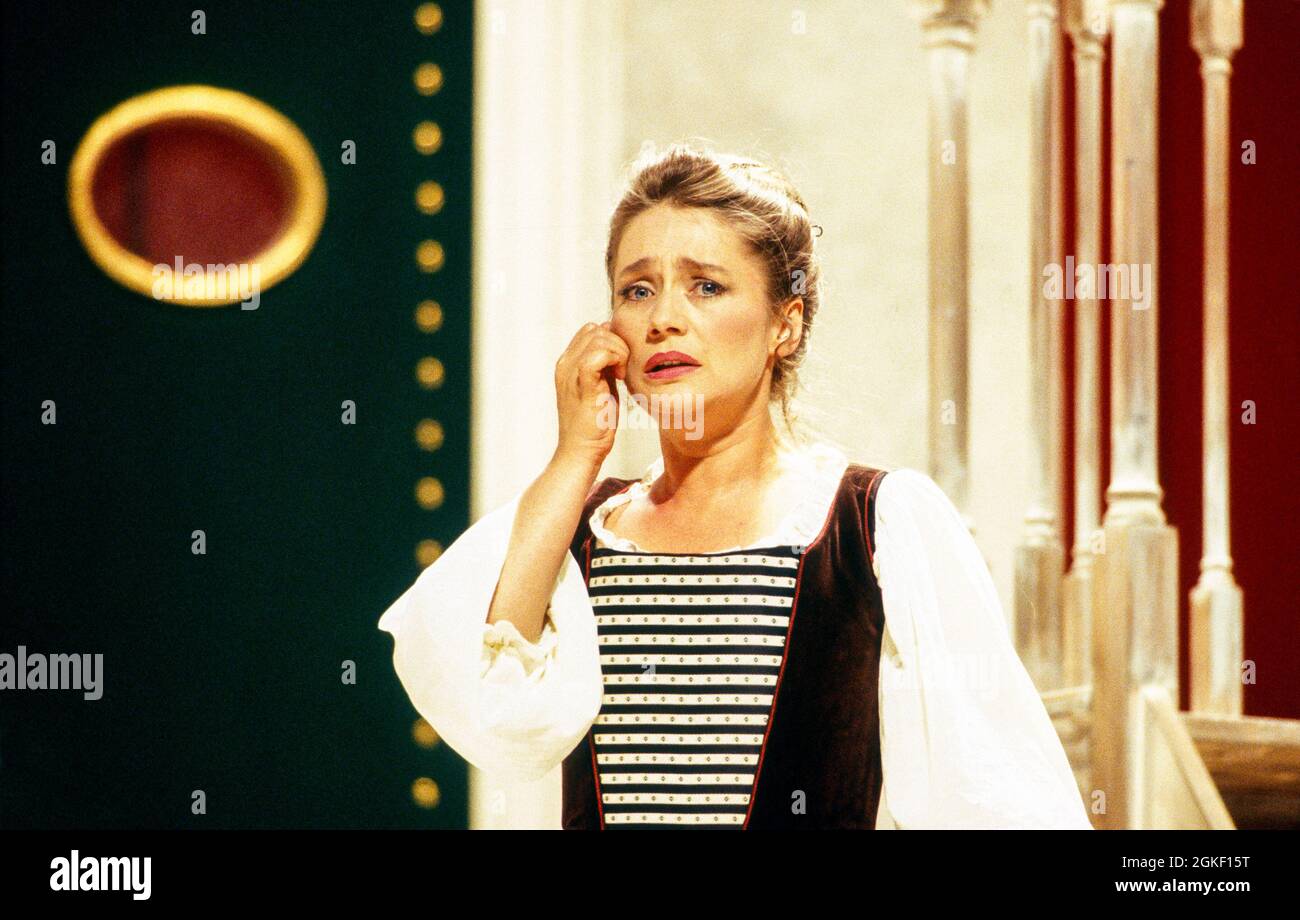 Alison Hagley (Susanna) a LE NOZZE DI FIGARO al Glyndebourne Festival Opera, East Sussex, Inghilterra 28/05/1994 musica: Wolfgang Amadeus Mozart libretto: Lorenzo da Ponte Direttore: Bernard Haitink disegno: John Gunter illuminazione: Pat Collins coreografo: Jenny Weston regista: Stephen Medcalf Foto Stock