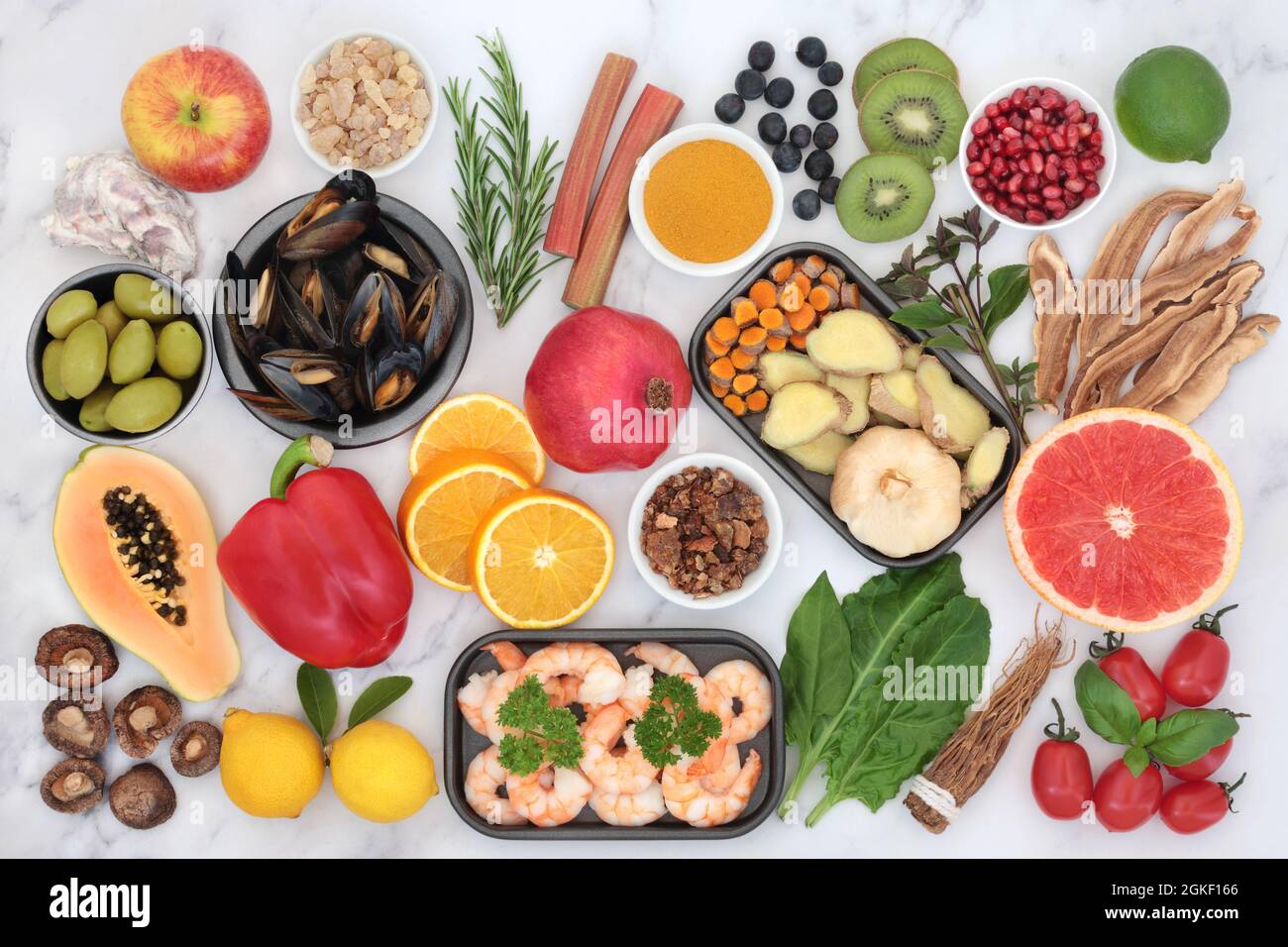 Cibo sano per il supporto del sistema immunitario con frutti di mare, verdure, frutta, erbe, spezie. Alimenti per la salute molto alti in antiossidanti, antocianine, proteine. Foto Stock