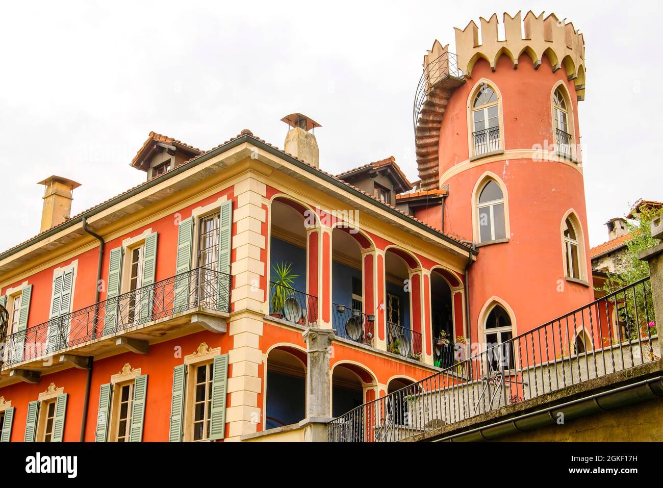 Casa Mariotti con torre rossa di via Marcacci 6, vista da via Carlo Bacilieri, Locarno, Svizzera. Foto Stock