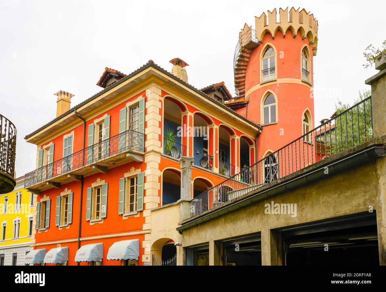 Casa Mariotti con torre rossa di via Marcacci 6, vista da via Carlo Bacilieri, Locarno, Svizzera. Foto Stock