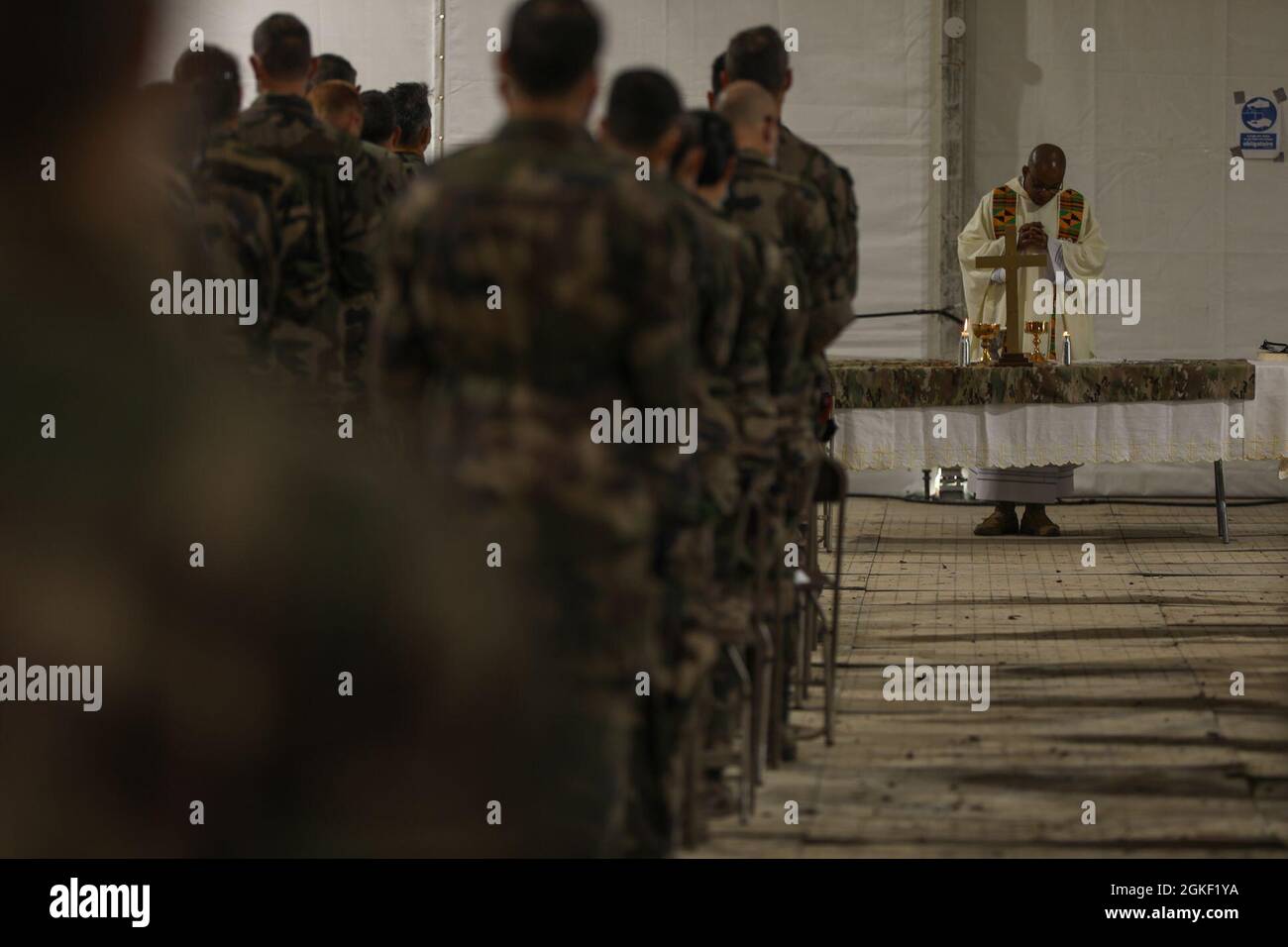 Cappellano (Capt.) Raymond Akeribe, II Armored Brigade Combat Team, 1° Divisione Cavalleria, ha offerto la Messa della Domenica di Pasqua Cattolica per i soldati dell'Esercito Francese a Fort Hood, 4 marzo 2021. Padre Akeriwe disse: "Era mia assoluta gioia" dare la Celebrazione Eucaristica per i soldati francesi che vi si trovavano per la durata del Warfighter 21-4. Ha consegnato la Messa in francese dichiarando successivamente che comprende l'importanza di pregare nella vostra lingua quando siete in un altro paese. Foto Stock