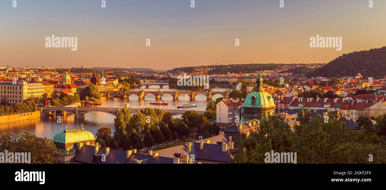 Vista della città vecchia di Praga con il fiume Moldava, ponti e torri, al tramonto, Praga, repubblica Ceca Foto Stock