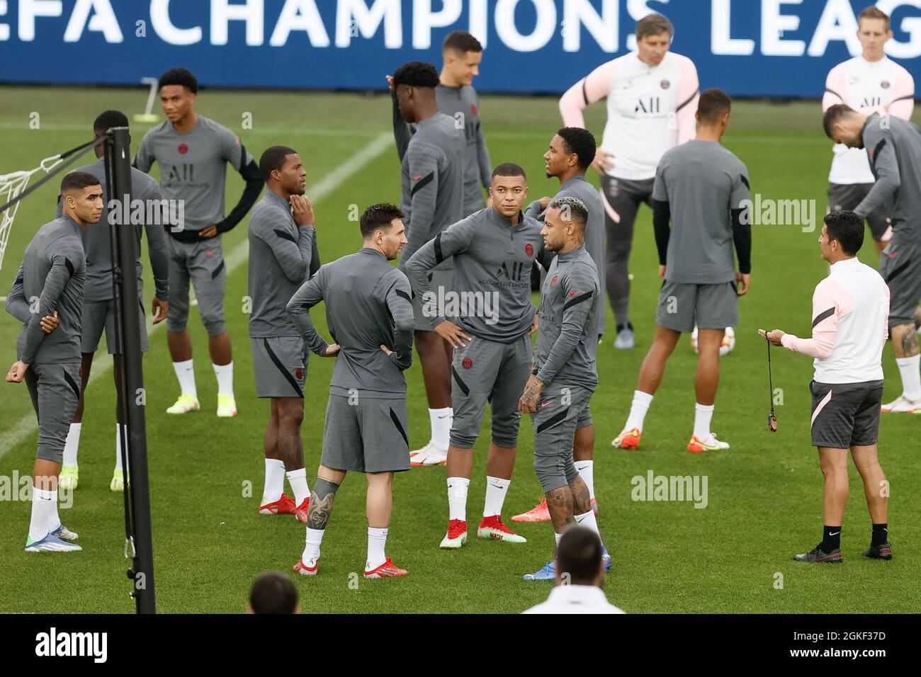 Lionel messi di PSG, Kylian Mbappe di PSG e Kylian Mbappe di PSG sono raffigurati durante una sessione di allenamento del club francese PSG Paris Saint-Germain, martedì 14 Foto Stock