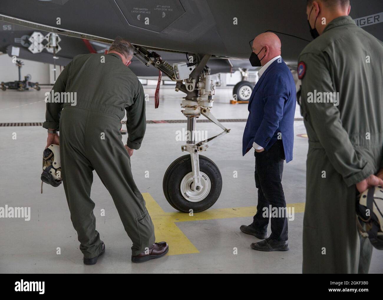 Il senatore degli Stati Uniti dell'Arizona Mark Kelly (centro) visita la stazione aerea del corpo della Marina (MCAS) Yuma, Ariz., 5 aprile 2021. Il senatore Kelly ha fatto un giro in MCAS Yuma per familiarizzare con lo stato attuale della stazione aerea. Foto Stock