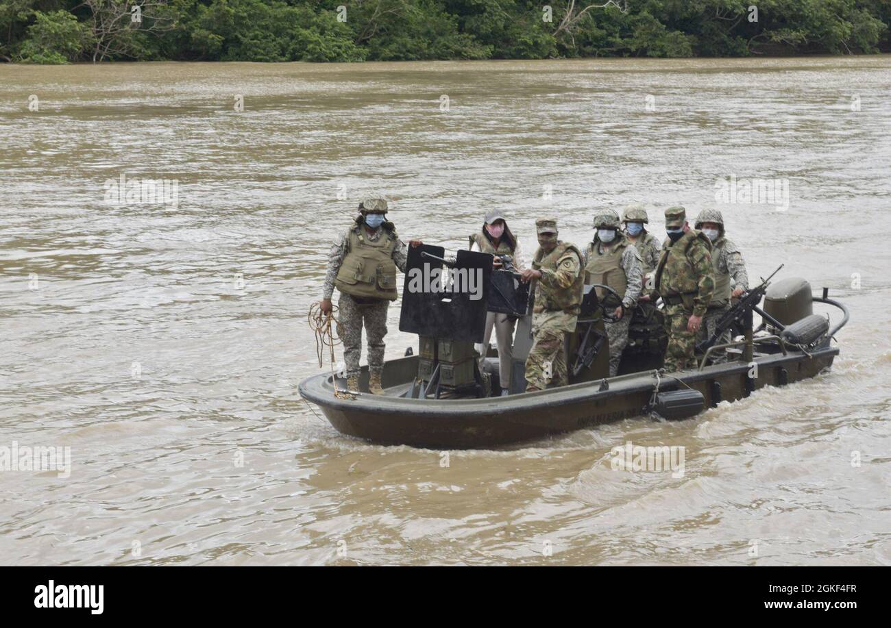 Comando Sgt. Il Major Sean Rice, consulente senior del comando di assistenza alla sicurezza dell'esercito degli Stati Uniti, corre in una barca che i Marines colombiani usano in una città colombiana nella Colombia centrale, 5 aprile 2021. CSM Rice è entrato a far parte di Briga. Il Gen. Lowrey, e i membri del suo staff, mentre visitavano diversi siti per vedere l'impatto dell'assistenza alla sicurezza degli Stati Uniti e delle vendite militari straniere, a sostegno dell'esercito colombiano nella difesa del loro paese da minacce terroristiche contrnarcotiche e interne. Foto Stock