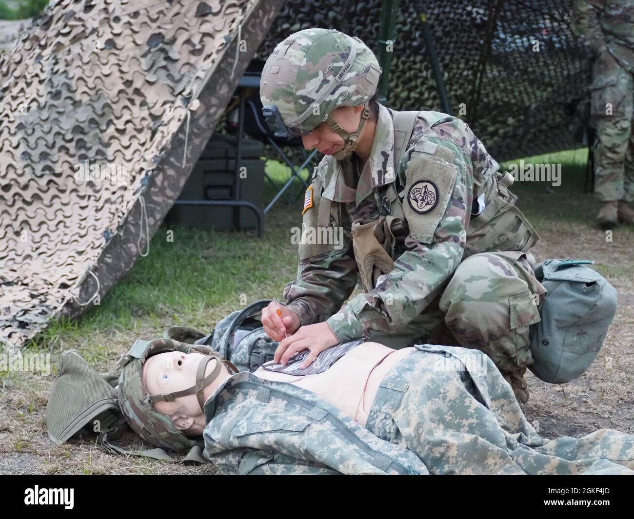 Maria Eggers dal 1° Squadron è la prima femmina del 3° Reggimento Cavalry a testare per l'esperto di fanteria Badge e si sta allenando sulla corsia medica. L'evento si svolgerà il 12-16 aprile a Fort Hood, Texas. Foto Stock