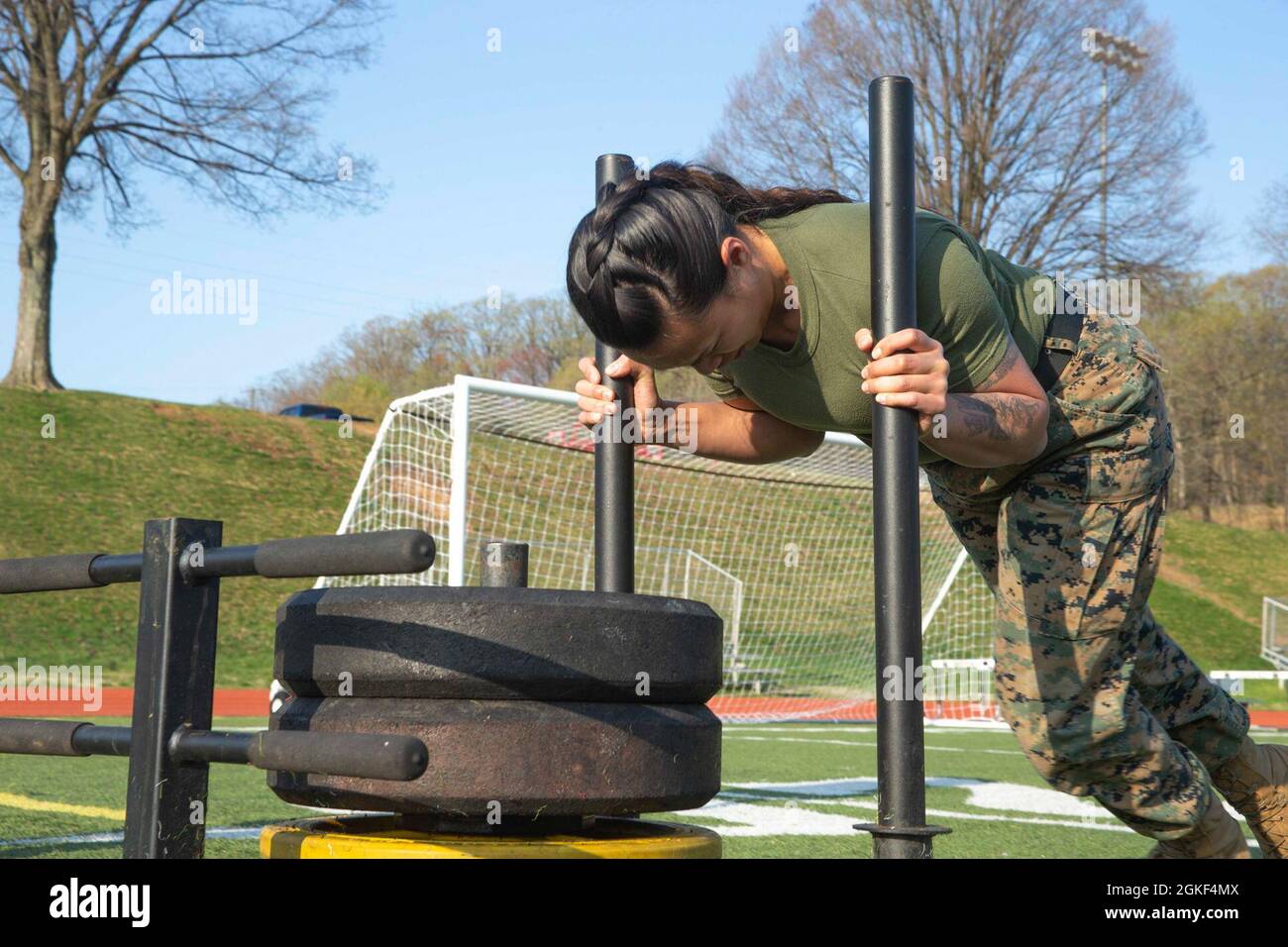 U.S. Marine Corps Sgt. Davonn Vong con sede centrale Battaglione, partecipa a 25 yard Weighted slitta spinta al Butler Stadium, Marine Corps base Quantico, Va., 6 aprile 2021. Marines ha gareggiato in vari eventi durante l'High Intensity Interval Training Competition. Foto Stock