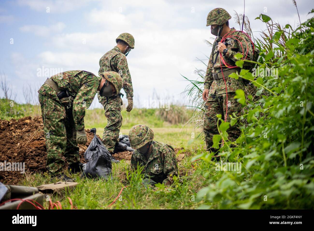 I tecnici del Japan Ground Self-Defense Force (JGSDF) Explosive Ordnance Disposal (EOD) con la 101a unità di smaltimento di Ordnance esplosiva, preparano l'ordnanza inesplosa Foto Stock