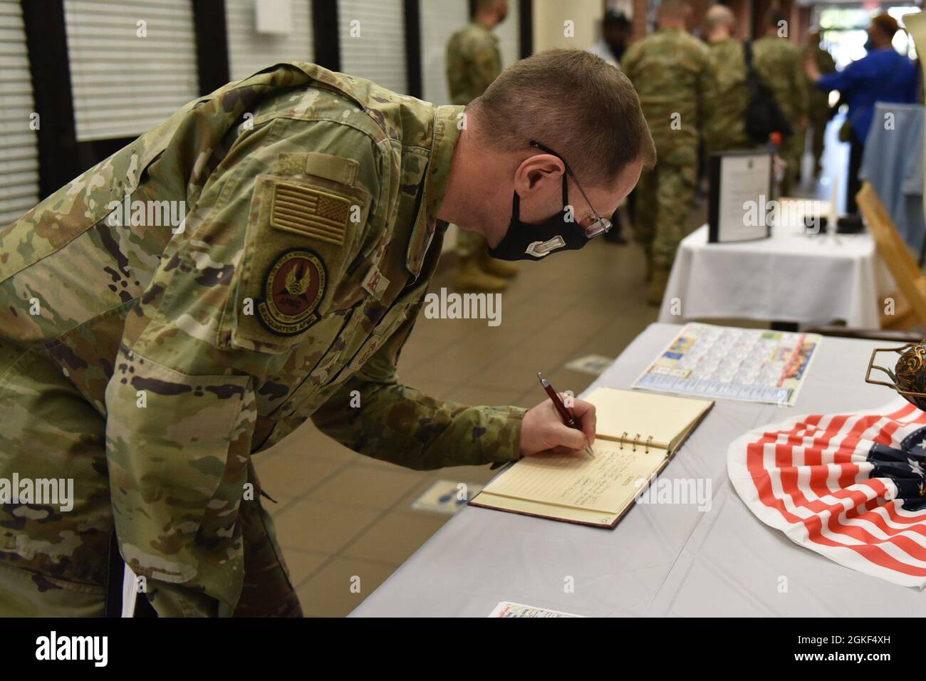 BASE DELL'AERONAUTICA DI ROBINS, GA. – Capo Maestro Sgt. Stanley Cadell, responsabile del comando dell'Aeronautica militare Materiel, firma il libro degli ospiti presso la Wynn Dining Facility presso la base dell'Aeronautica militare Robins, Georgia, dopo aver fatto colazione con il Team Robins Airmen 6 aprile 2021. Cadell, insieme al generale Arnold W. Bunch, Jr., comandante AFMC, ha visitato il team Robins Airmen per conoscere la loro qualità di vita a Robins durante la sua visita all'installazione per aggiornamenti su varie missioni AFMC. Foto Stock