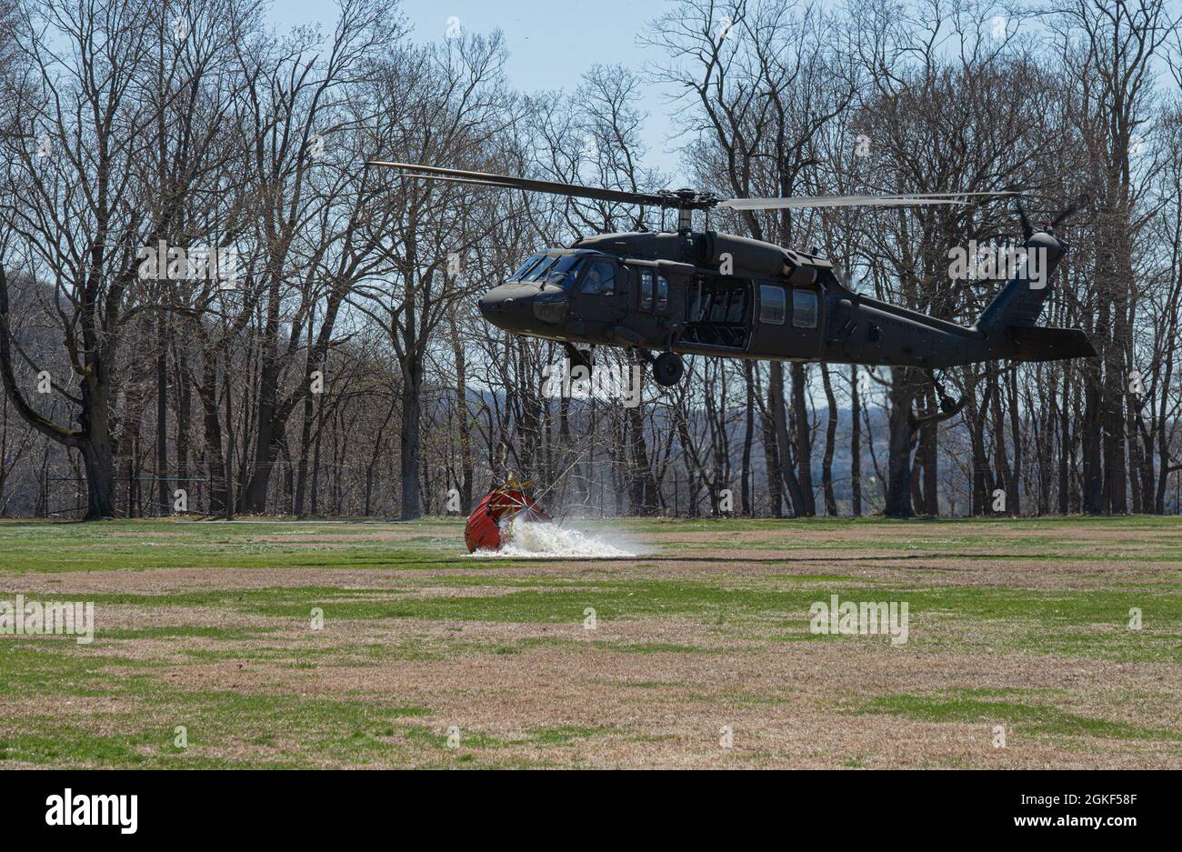 I piloti, gli equipaggi e i soldati della Guardia Nazionale dell'Esercito di New York con il terzo Battaglione di elicottero Assault 142o Regiment dell'Aviazione, la 42o Brigata dell'Aviazione di combattimento, la 42o Divisione di Fanteria, conducono l'addestramento del secchio dell'acqua usando gli elicotteri UH-60M e UH-60L Black Hawk al luogo di addestramento di Camp Smith e sopra il fiume di Hudson vicino all'isola di Iona, N.Y. 06 aprile 2021. La formazione sulle operazioni del secchio per l'acqua viene utilizzata per testare la funzionalità delle apparecchiature per preparare gli aviatori in modo che siano pronti a soddisfare le esigenze di estinzione degli incendi, fornendo al contempo la necessaria qualifica per i piloti di elicotteri. Foto Stock