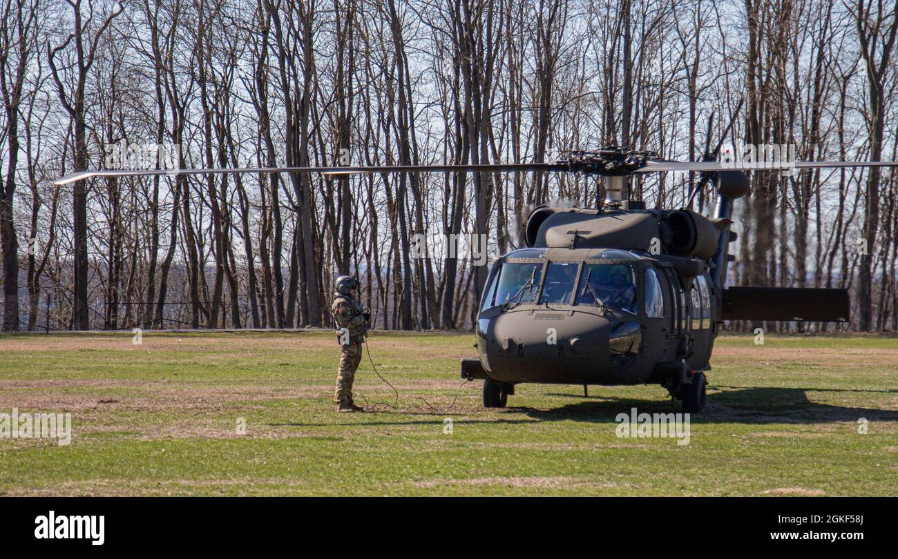 I piloti, gli equipaggi e i soldati della Guardia Nazionale dell'Esercito di New York con il terzo Battaglione di elicottero Assault 142o Regiment dell'Aviazione, la 42o Brigata dell'Aviazione di combattimento, la 42o Divisione di Fanteria, conducono l'addestramento del secchio dell'acqua usando gli elicotteri UH-60M e UH-60L Black Hawk al luogo di addestramento di Camp Smith e sopra il fiume di Hudson vicino all'isola di Iona, N.Y. 06 aprile 2021. La formazione sulle operazioni del secchio per l'acqua viene utilizzata per testare la funzionalità delle apparecchiature per preparare gli aviatori in modo che siano pronti a soddisfare le esigenze di estinzione degli incendi, fornendo al contempo la necessaria qualifica per i piloti di elicotteri. Foto Stock