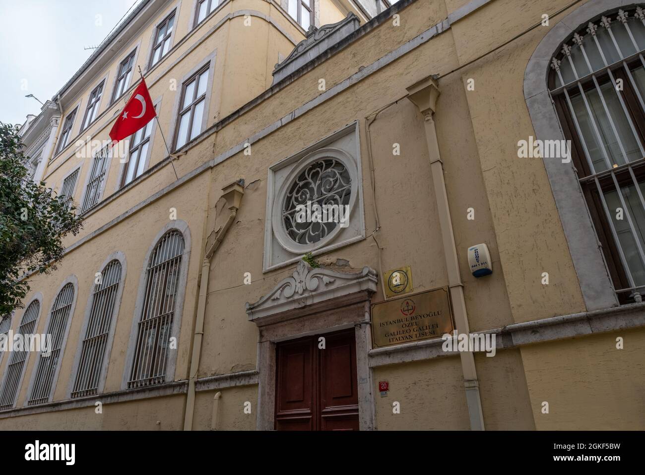 Taksim, Istanbul, Turchia - 03.12.2021: Costruzione di Istanbul Beyoglu privato Galileo Galilei Scuola superiore Italiana con bandiera turca Foto Stock