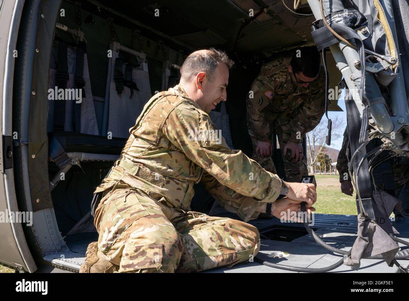 Il personale dell'esercito degli Stati Uniti Sgt. Matthew Cordaro, funzionario non commissionato e capo equipaggio, assegnato alla sede centrale e sede centrale della compagnia 3rd Assault Helicopter Battalion 142nd Aviation Regiment, 42nd Combat Aviation Brigade, collega e verifica il rilascio durante l'addestramento del secchio d'acqua utilizzando elicotteri UH-60M e UH-60L Black Hawk al Camp Smith Training Site, N.Y. 06 aprile 2021. Foto Stock