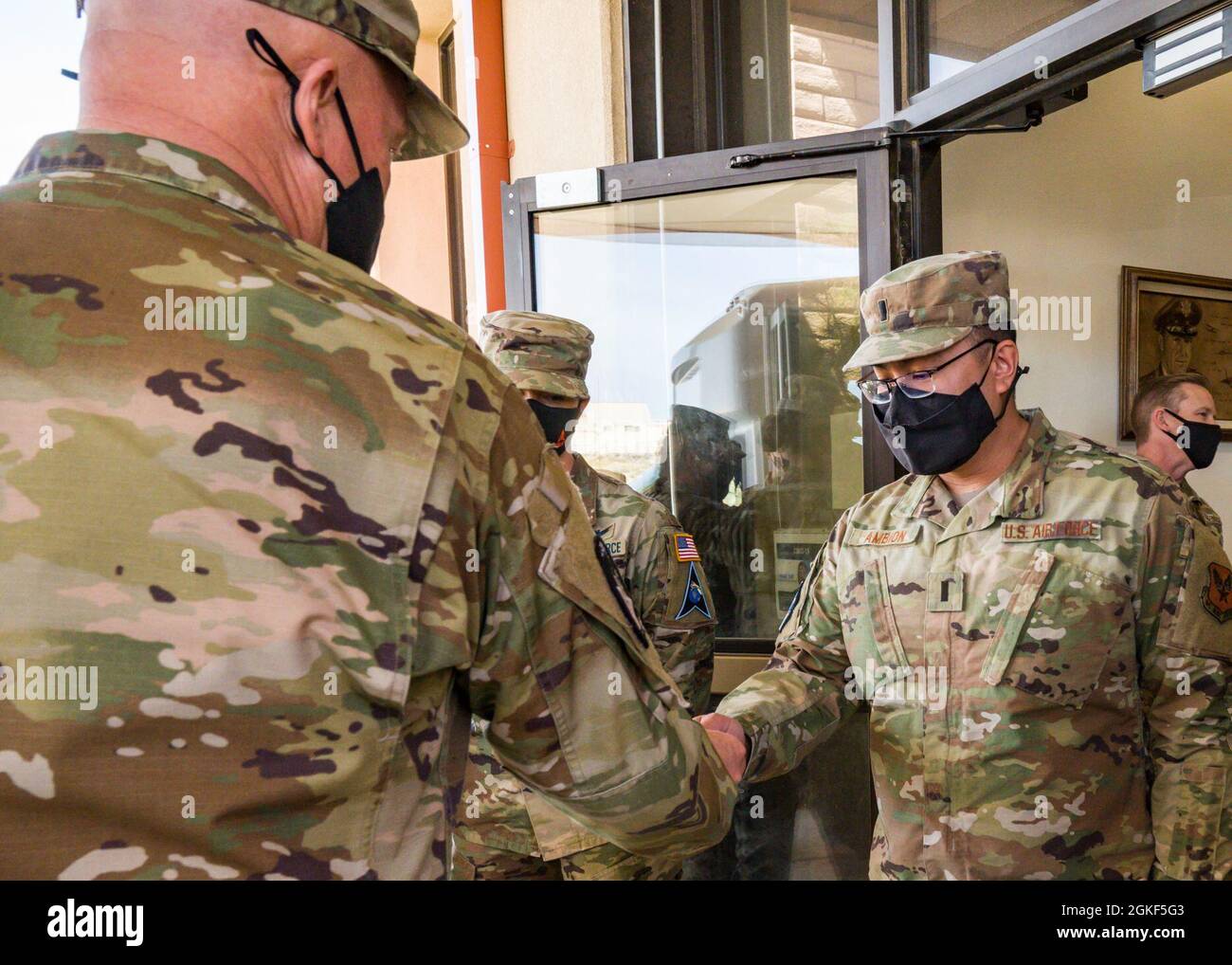 Il Gen. John W. “Jay” Raymond, United States Space Force Chief of Space Operations, presenta una moneta al 1° Lt. Francis Amion, studente di Classe 21-1 di Space Test Fundamentals, presso la base dell'aeronautica militare di Edwards, California, 6 aprile. Foto Stock