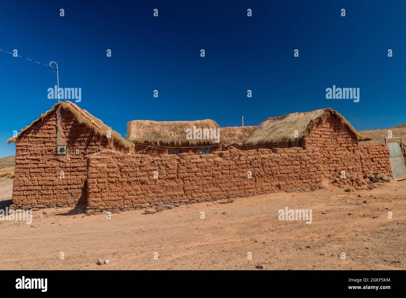 Case di Adobe nel villaggio di Cerrillos su Altipano boliviano Foto Stock