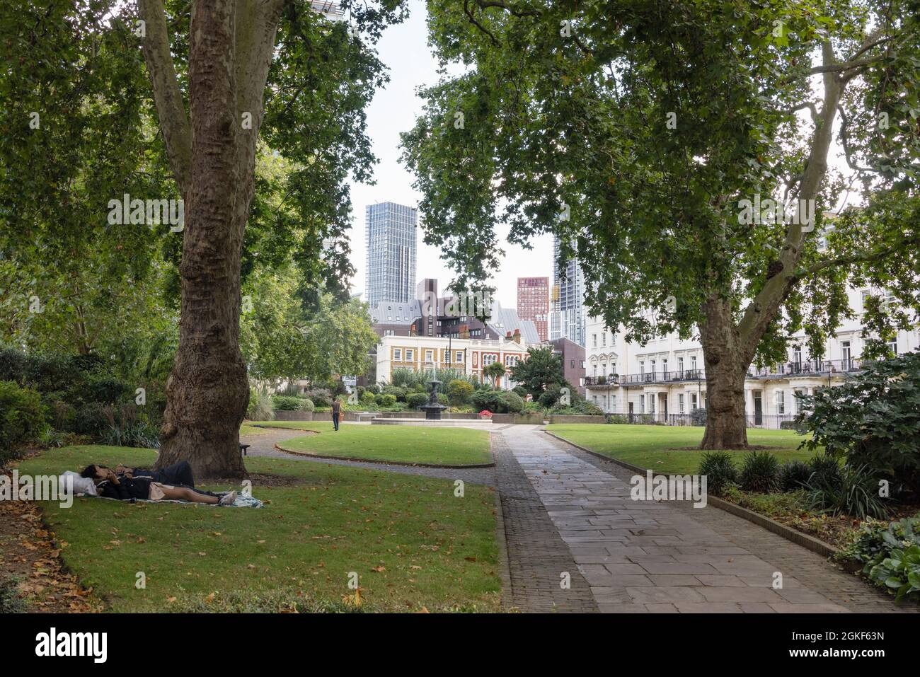 Persone che si rilassano a Bessborough Gardens, Pimlico, City of Westminster, London UK Foto Stock
