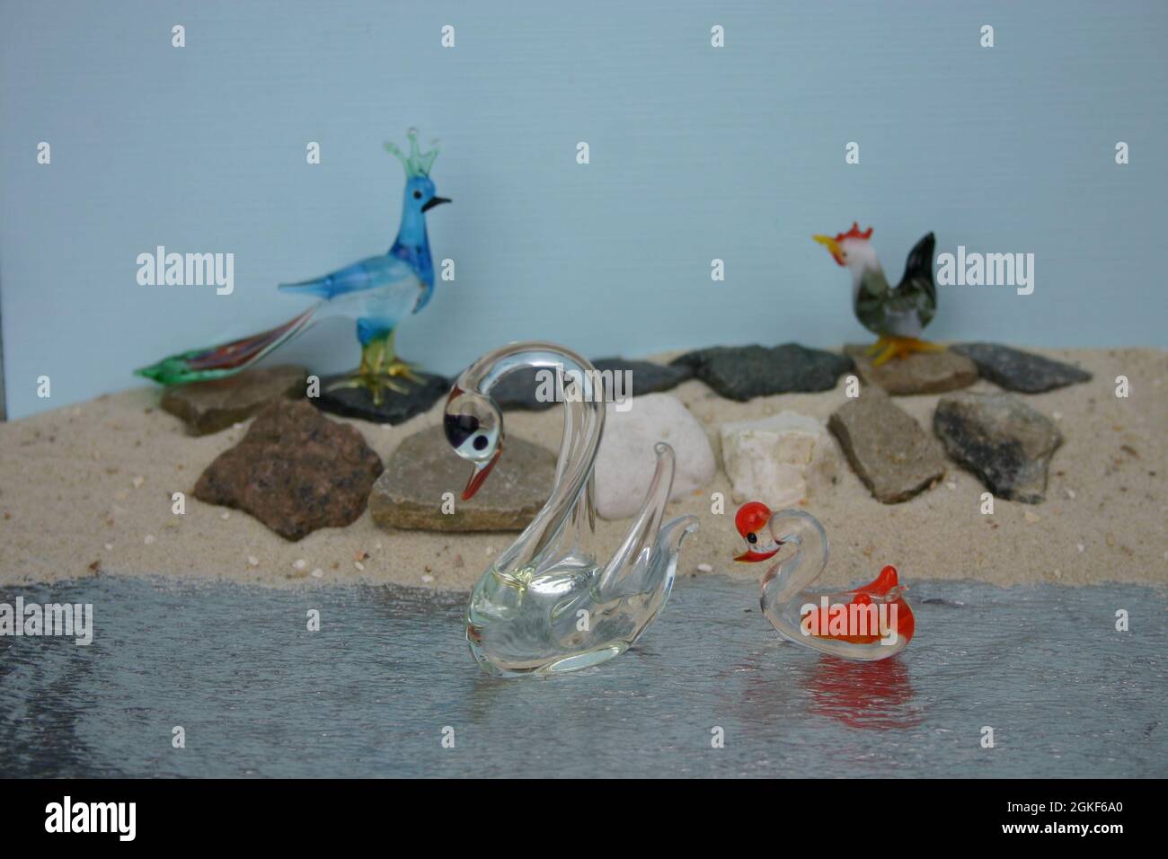 Bild Collage zwei Dekovögel am Flußufer Foto Stock