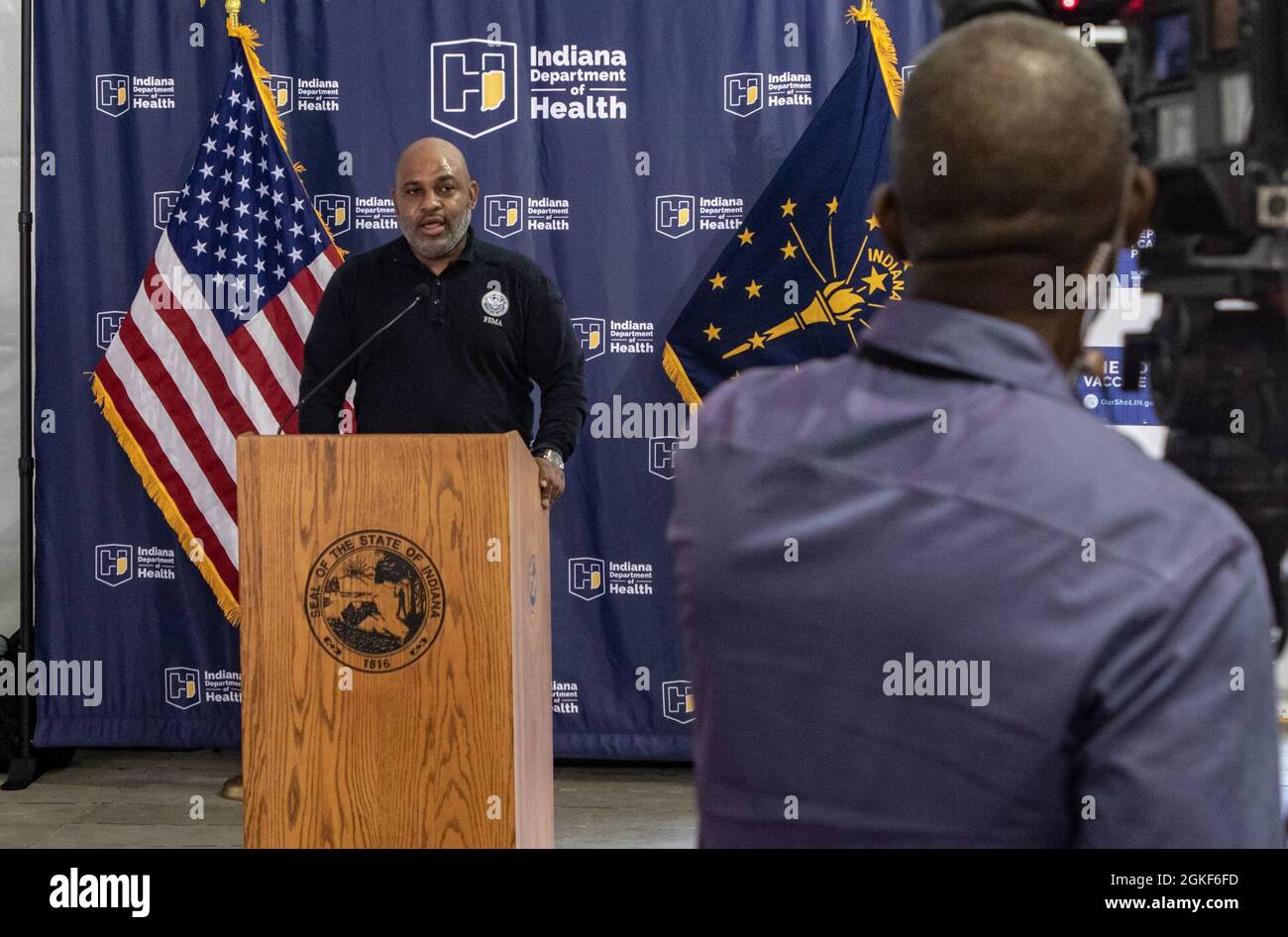 Kevin M. Sligh, l'amministratore attivo dell'Agenzia federale per la gestione delle emergenze (Regione 5), interviene durante una conferenza stampa all'apertura del Centro comunitario di vaccinazione a Gary, Indiana, il 6 aprile 2021. La conferenza stampa ha incluso rappresentanti dello stato dell'Indiana e della città di Gary. Il comando del Nord degli Stati Uniti, attraverso l'Esercito del Nord degli Stati Uniti, rimane impegnato a fornire un supporto continuo e flessibile al Dipartimento della Difesa all'Agenzia federale di gestione delle emergenze come parte della risposta dell'intero governo al COVID-19. Foto Stock