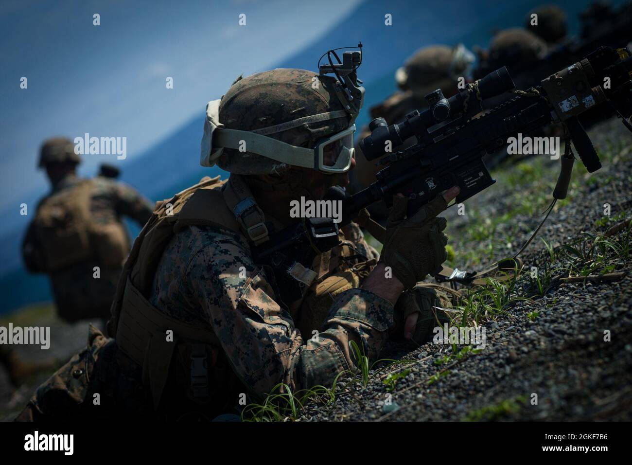 US Marine Corps Lance CPL. Braden Boyd, un team leader con 3d Battaglione, 3d Marine Regiment, fornisce sicurezza durante l'esercizio Fuji Viper 21.3 a Nuamzu Beach, Giappone, 6 aprile 2021. Durante questo esercizio, Marines ha perfezionato tattiche, tecniche e procedure per supportare le operazioni di base avanzate a livello di plotone e di azienda. 3/3 è schierato in avanti nell'Indo-Pacific sotto il 4° Regiment Marino, 3d Marine Division. Boyd è un nativo di Payson, Arizona. Foto Stock