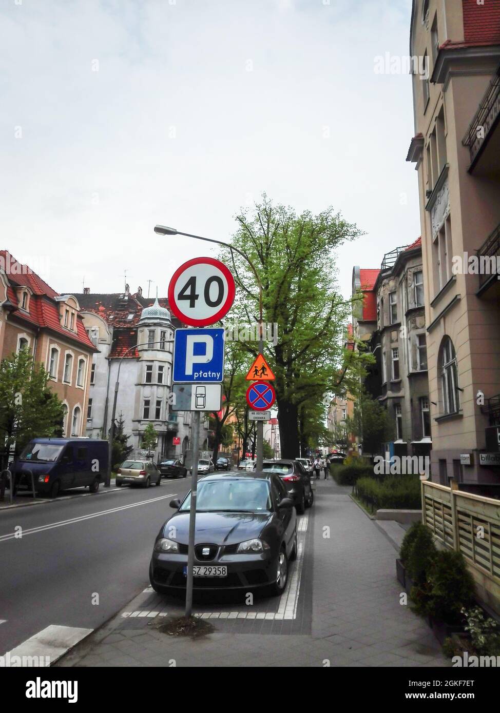 POZNAN, POLONIA - 11 ago 2021: Una strada con un limite di velocità di 40 chilometri all'ora vicino alle auto parcheggiate nel centro della città Foto Stock