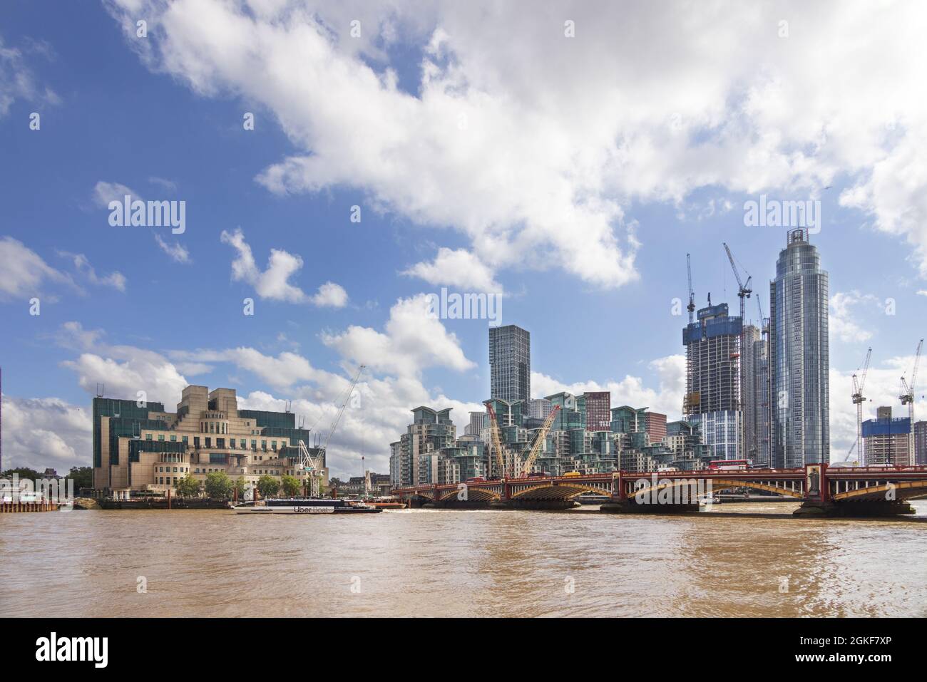 Vauxhall London; River Thames London a Vauxhall, con Vauxhall Bridge, l'edificio MI6, appartamenti moderni e altri nuovi lavori di costruzione, Londra UK Foto Stock