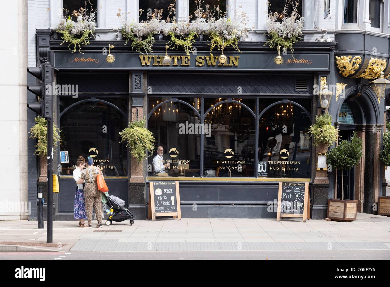 London pub Exterior - The White Swan a Pimlico, in una giornata di sole in estate, Vauxhall Bridge Rd, Pimlico London UK Foto Stock