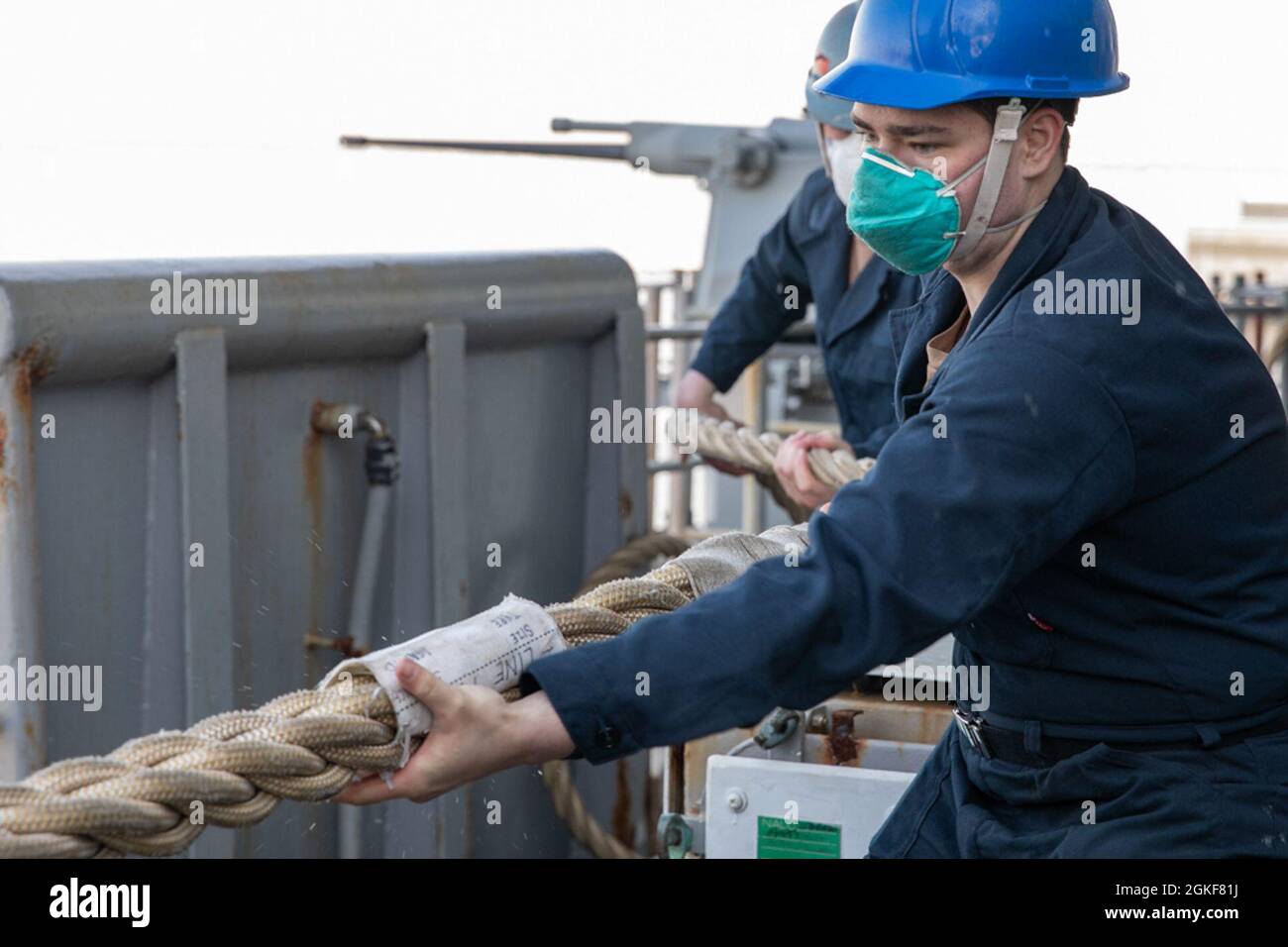 210407-N-MZ836-1066 NORFOLK (7 aprile 2021) Seaman recluta Austin Sprague trasporta in linea mentre la nave d'assalto anfibio di classe Wasp USS Kearsarge (LHD 3) parte dalla Stazione Navale di Norfolk 7 aprile 2021. Kearsarge, sede della Naval Station Norfolk, sta per iniziare a certificarsi per le operazioni in mare. Foto Stock