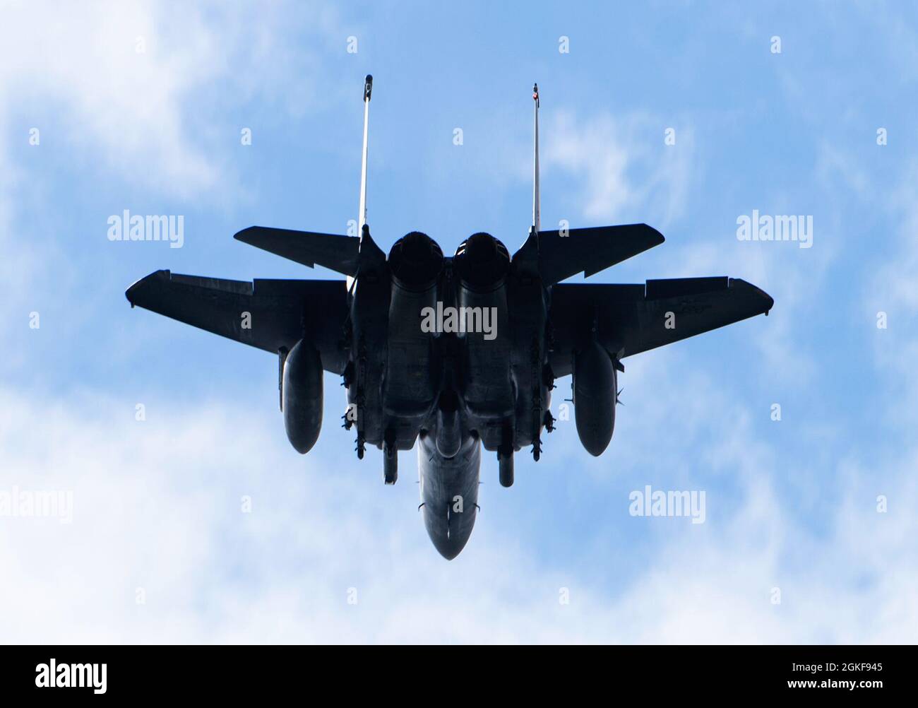 Un F-15E Sciopero Eagle assegnato al 492nd Fighter Squadron vola in testa durante esercizio punto vuoto 21-2 a Royal Air Force Lakenheath, Inghilterra, 7 aprile 2021. La formazione con partner congiunti e alleati in esercizi come Point Blank migliora l'interoperabilità, garantendo che le forze combinate siano più efficacemente incostinate a contrastare l'aggressione militare e la coercizione, condividendo le responsabilità per la difesa comune. Foto Stock