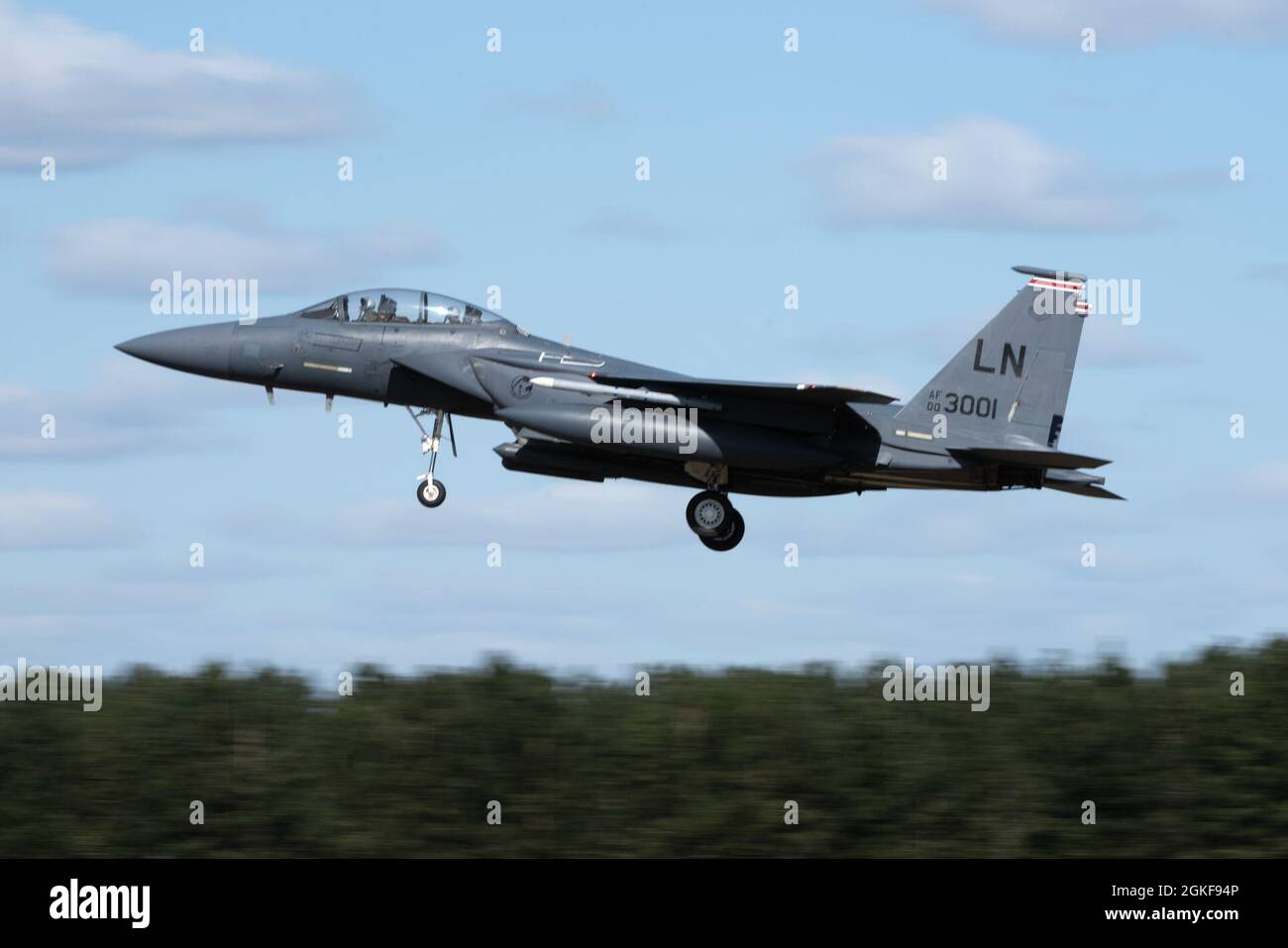 Un F-15E Strike Eagle assegnato al 494th Fighter Squadron si prepara a toccare giù durante l'esercizio punto bianco 21-2 a Royal Air Force Lakenheath, Inghilterra, 7 aprile 2021. La formazione con partner congiunti e alleati in esercizi come Point Blank migliora l'interoperabilità, garantendo che le forze combinate siano più efficacemente incostinate a contrastare l'aggressione militare e la coercizione, condividendo le responsabilità per la difesa comune. Foto Stock