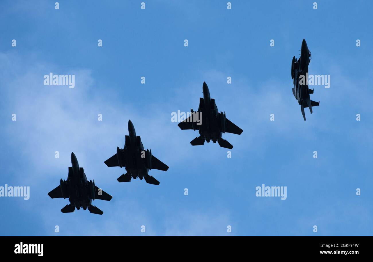 F-15E Sciopero aquile assegnato al 492nd Fighter Squadron ritorno da un sortie durante esercizio punto vuoto 21-2 a Royal Air Force Lakenheath, Inghilterra, 7 aprile 2021. La formazione con partner congiunti e alleati in esercizi come Point Blank migliora l'interoperabilità, garantendo che le forze combinate siano più efficacemente incostinate a contrastare l'aggressione militare e la coercizione, condividendo le responsabilità per la difesa comune. Foto Stock